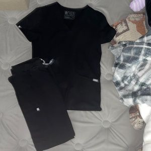 Black Figs scrub set